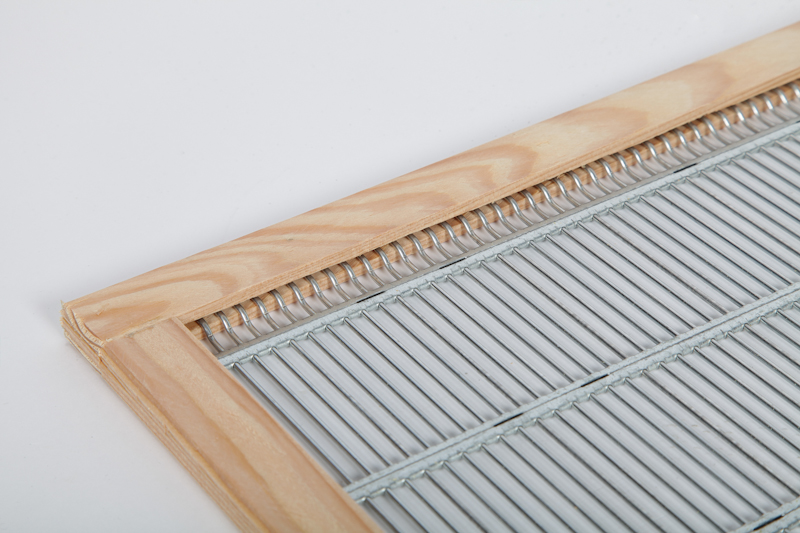 Grille à reine en métal encadrée pour ruche Dadant 10 Grille à reine en métal encadrée pour ruche Dadant 10 – Image 2