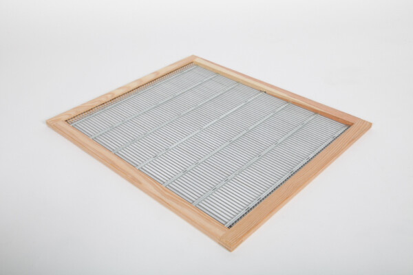 Grille à reine en métal encadrée pour ruche Dadant 10