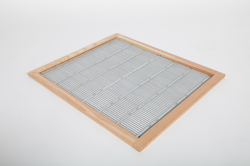 Grille à reine en métal encadrée pour ruche Dadant 10 Grille à reine en métal encadrée pour ruche Dadant 10