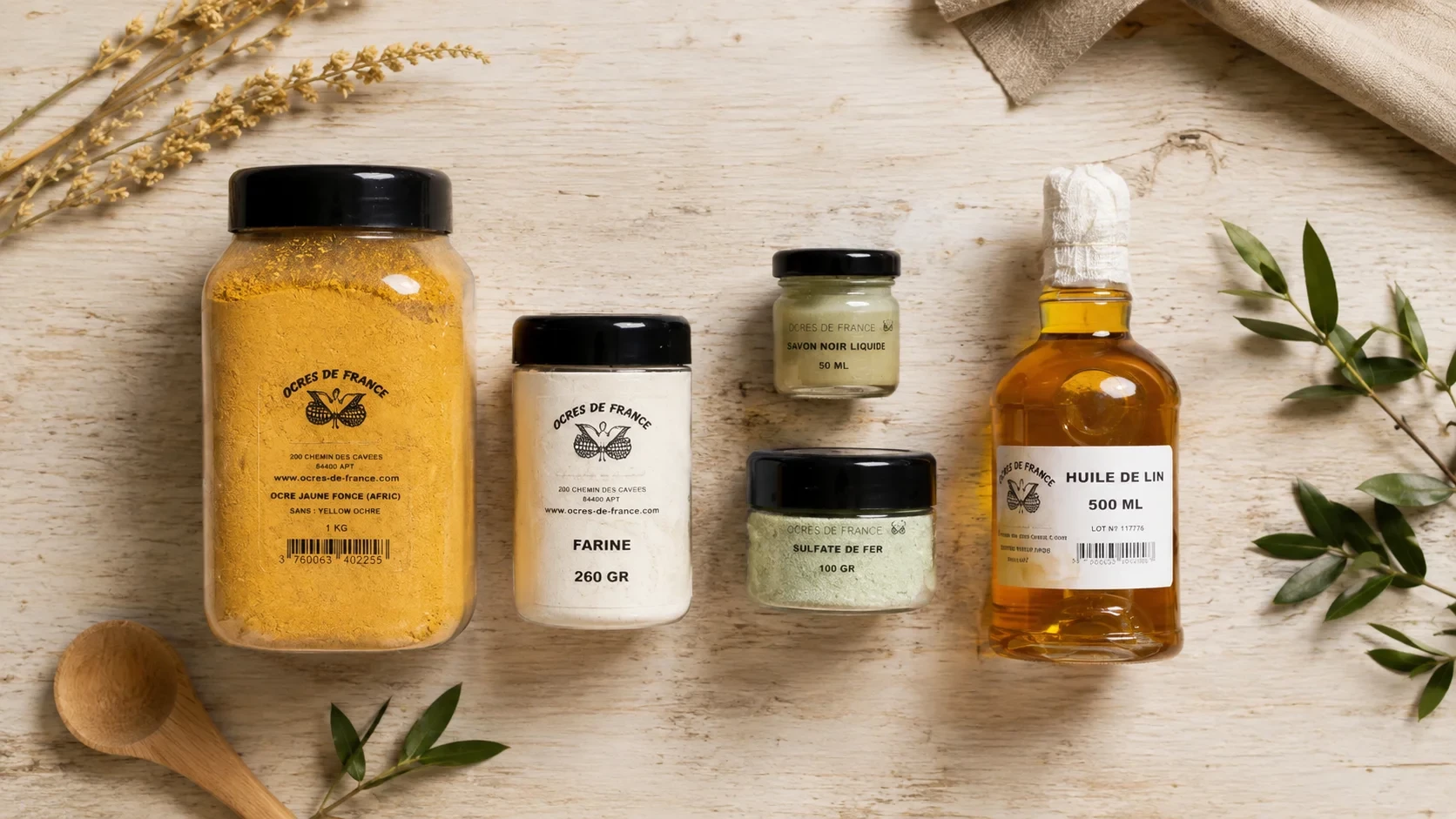 Peindre une ruche : pourquoi, avec quoi et comment protéger le bois Les cinq composants du kit de peinture suédoise pour ruches